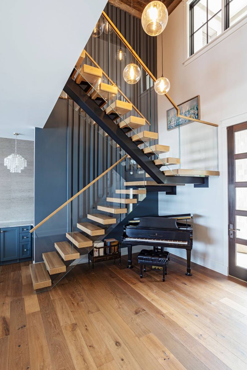 Floating staircase in oak and blackened steel