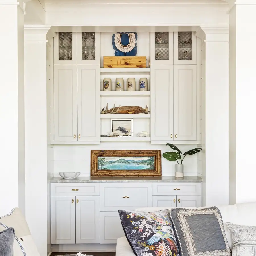 Built-in bar area for entertaining